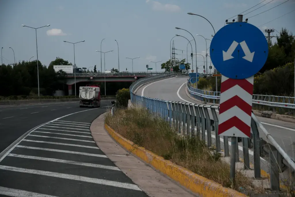 Ταχιάος για διόδια σε Βαρυμπόμπη-Άγιο Στέφανο: Δεν υπάρχει ειλημμένη απόφαση