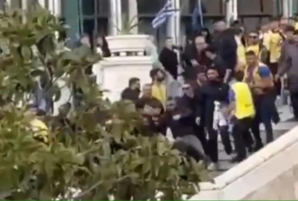 Σύνταγμα: Βίντεο-ντοκουμέντο από τον ξυλοδαρμό του ανθρώπου που είχε παλαιστινιακή σημαία από τους ο
