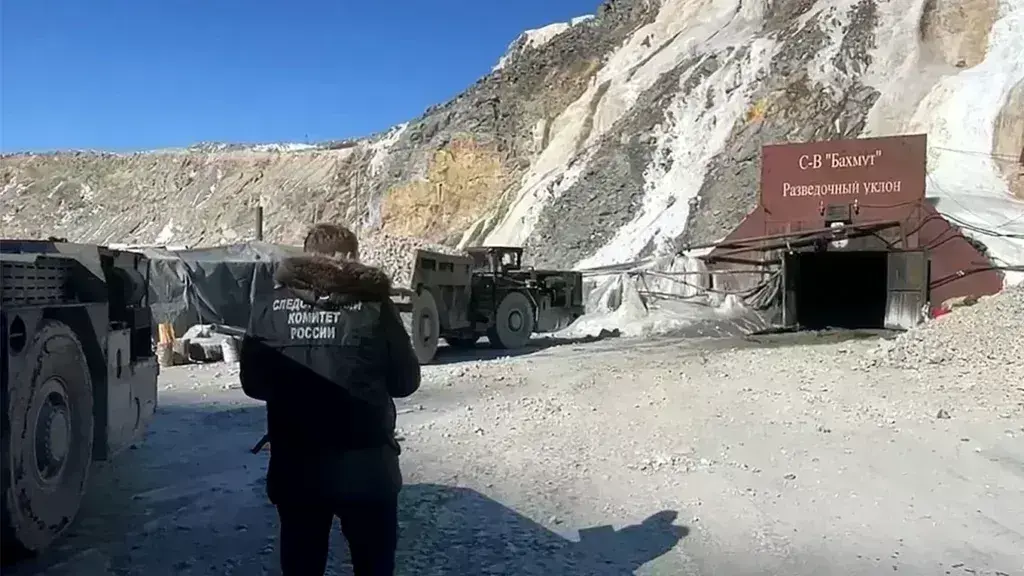 Αγωνία για τους 13 εργάτες που παραμένουν για δεύτερη ημέρα εγκλωβισμένοι σε χρυσωρυχείο στη Ρωσία [