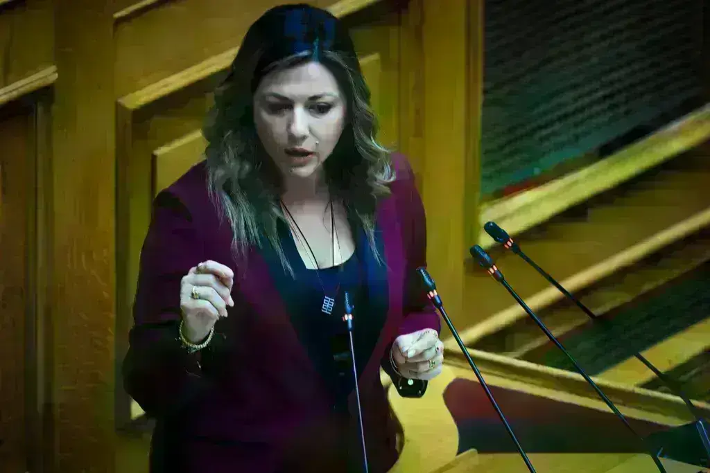 Πρόταση δυσπιστίας – Ζαχαράκη: Συνεχίζεται η κυνική εργαλειοποίηση μιας εθνικής τραγωδίας