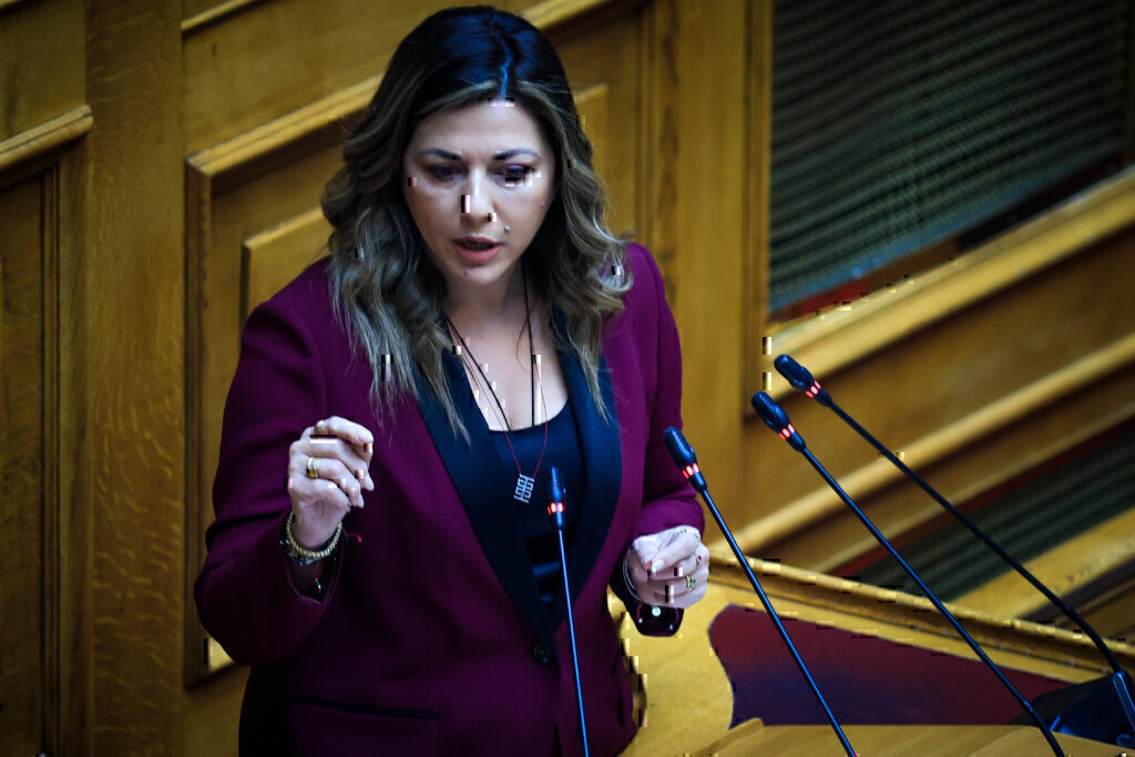 Πρόταση δυσπιστίας – Ζαχαράκη: Συνεχίζεται η κυνική εργαλειοποίηση μιας εθνικής τραγωδίας