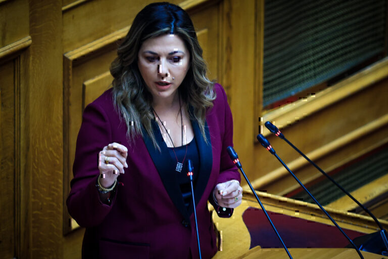 Πρόταση δυσπιστίας – Ζαχαράκη: Συνεχίζεται η κυνική εργαλειοποίηση μιας εθνικής τραγωδίας