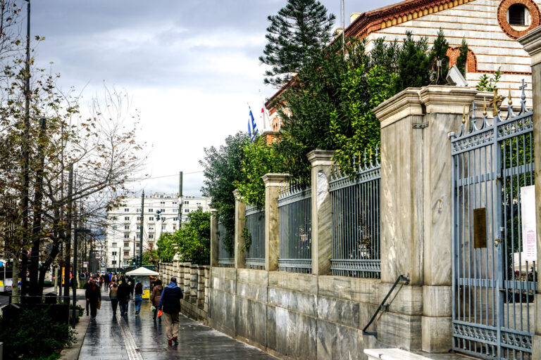 Καιρός: «Επιμένουν» οι βροχές και σήμερα – Πώς θα «τσικνίσουμε» την Πέμπτη [Βίντεο]