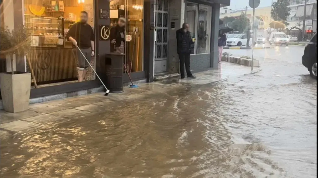 Καιρός: Η κακοκαιρία «σαρώνει» την χώρα – «Βούλιαξαν» Πιερία και Τρίκαλα – Πού χτυπά τις