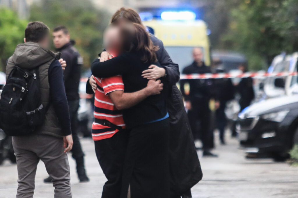 Έγκλημα στη Νίκαια: «Λύγισε» η σύζυγος του 40χρονου που δολοφονήθηκε – «Στέλιο μου συγχώρεσέ με» [βίντεο]
