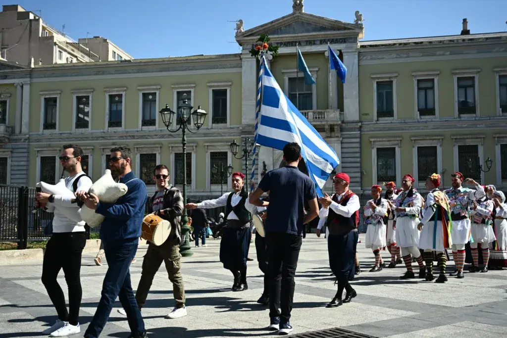Τσικνοπέμπτη στην Αθήνα – Άρχισαν οι χοροί, τα τραγούδια και τα…τσικνίσματα [Εικόνες]