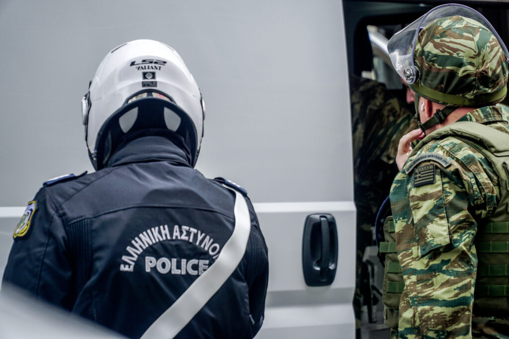 Δυνάμεις του στρατού στο Κολωνάκι – Εικόνες από την απομάκρυνση των χειροβομβίδων