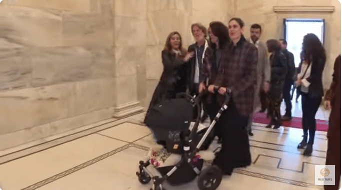 «Η αγάπη κερδίζει»: Παντρεύτηκε το πρώτο ζευγάρι γυναικών στη χώρα μας [βίντεο]