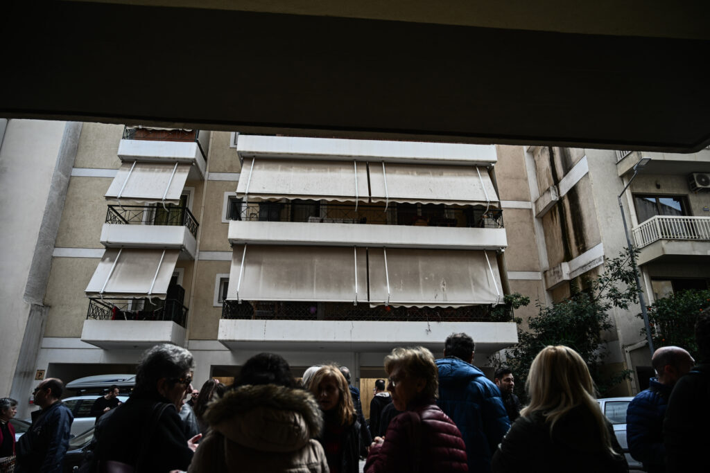 Συναγερμός στον Βύρωνα – Γυναίκα απειλεί να αυτοκτονήσει επειδή της κάνουν έξωση