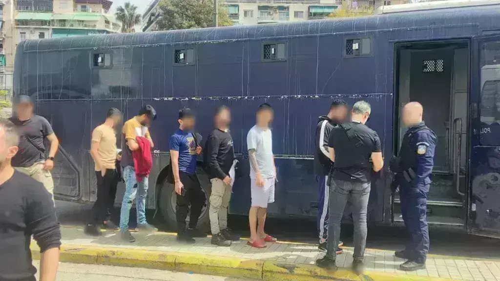 Επιχείρηση-σκούπα της ΕΛ.ΑΣ. στον Άγιο Παντελεήμονα -54 συλλήψεις αλλοδαπών και 171 προσαγωγές
