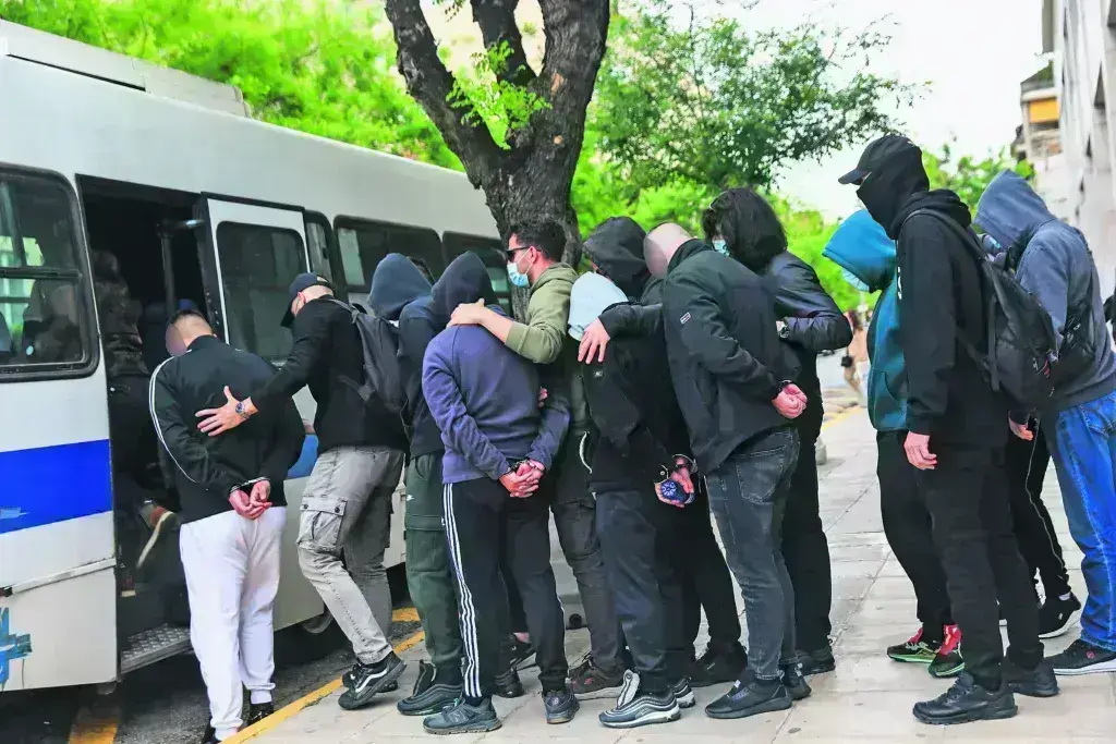 Χούλιγκαν ΑΕ: Απολογούνται οι 10 από τους 67 συλληφθέντες – Αναμένονται και νέα εντάλματα σύλληψης