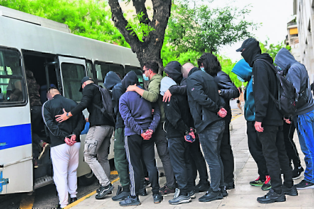 Χούλιγκαν ΑΕ: Απολογούνται οι 10 από τους 67 συλληφθέντες – Αναμένονται και νέα εντάλματα σύλληψης