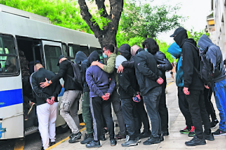 Χούλιγκαν ΑΕ: Απολογούνται οι 10 από τους 67 συλληφθέντες – Αναμένονται και νέα εντάλματα σύλληψης