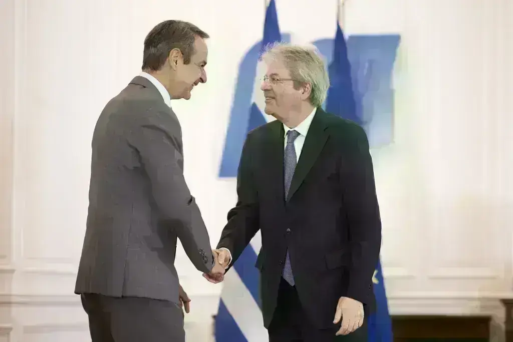 Εύσημα Τζεντιλόνι στην Ελλάδα – Μητσοτάκης: Πλήρως προσηλωμένοι στις μεταρρυθμίσεις