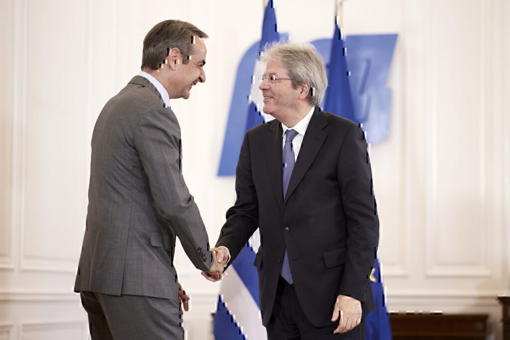 Εύσημα Τζεντιλόνι στην Ελλάδα – Μητσοτάκης: Πλήρως προσηλωμένοι στις μεταρρυθμίσεις