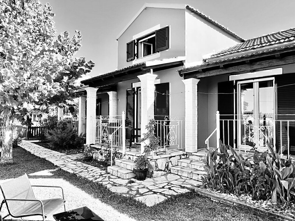 Οι Ελληνες αγοράζουν ξανά εξοχικές κατοικίες