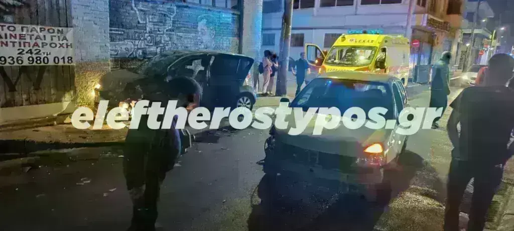 Σοβαρό τροχαίο δύο αυτοκινήτων στον Πειραιά με τραυματίες – Έφυγε ο ένας από τους οδηγούς