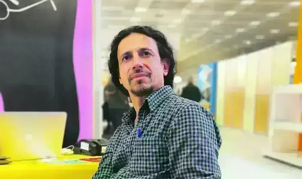 Ο συγγραφέας Μιχάλης Αλμπάτης στον «Ε.Τ.»: «Αν λέγαμε μόνο αλήθειες, ο κόσμος μας θα κατέρρεε»