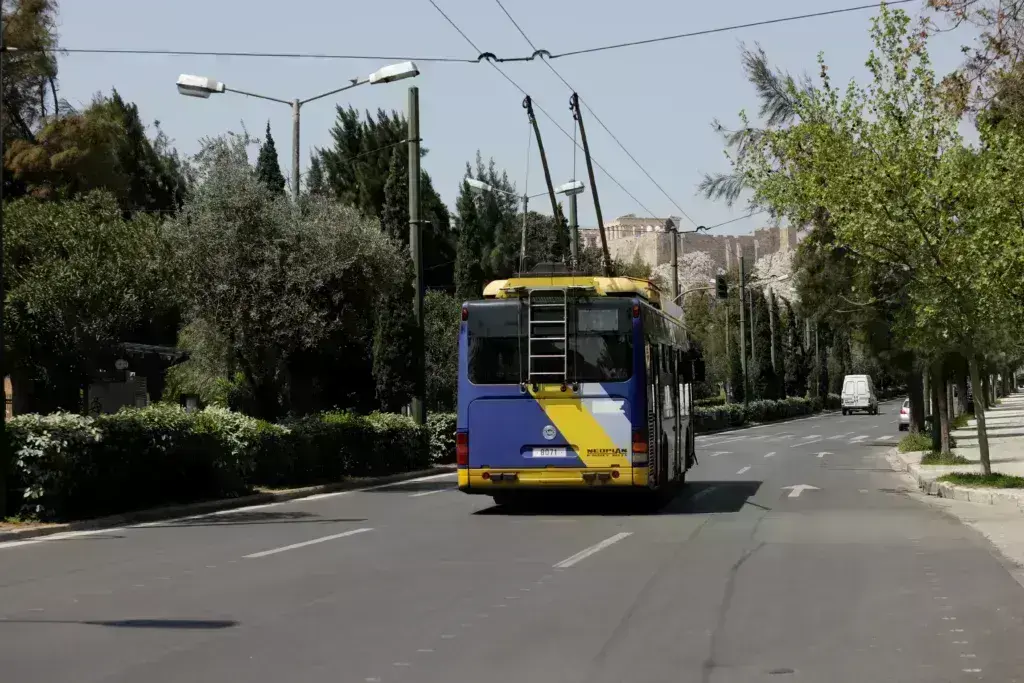 Πανεπιστημίου: Τροχαίο με τουριστικό λεωφορείο και τρόλεϊ – Έξι τραυματίες