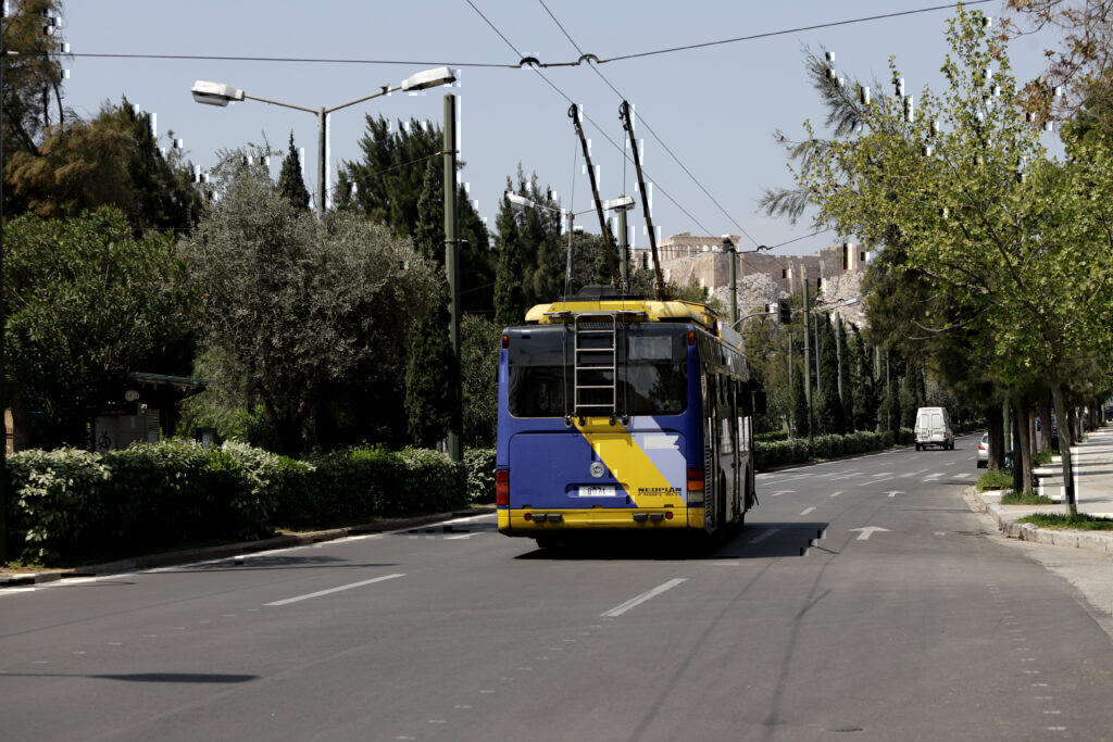 Πανεπιστημίου: Τροχαίο με τουριστικό λεωφορείο και τρόλεϊ – Έξι τραυματίες