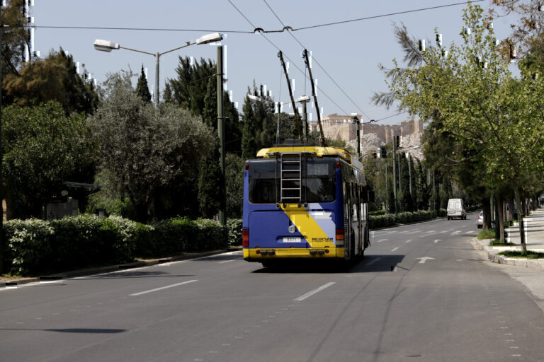 Πανεπιστημίου: Τροχαίο με τουριστικό λεωφορείο και τρόλεϊ – Έξι τραυματίες