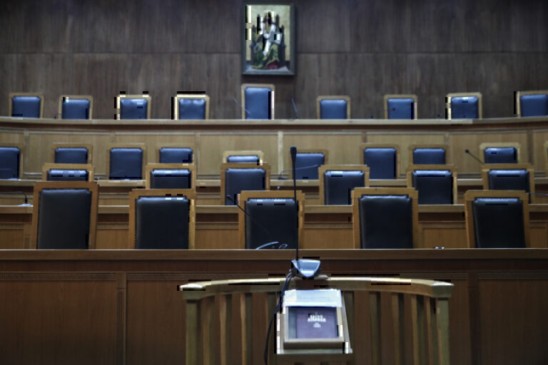 Περικοπή δώρων Χριστουγέννων, Πάσχα και θερινής άδειας στους συνταξιούχους – Τι συζητήθηκε στο Ανώτατο Ειδικό Δικαστήριο