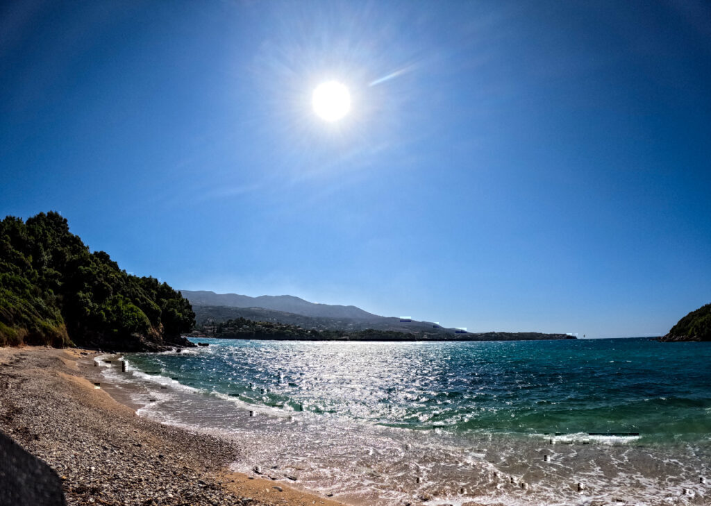 Αυτές είναι οι 198 απάτητες παραλίες της χώρας – Απαγορεύονται οι ξαπλώστρες και οι ομπρέλες