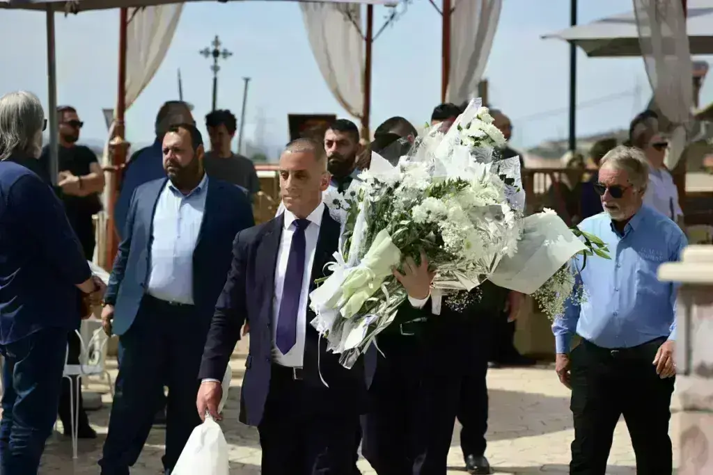 Γυναικοκτονία – Άγιοι Ανάργυροι: Με νυφικό και σε λευκό φέρετρο η Κυριακή – Θρήνος στην 