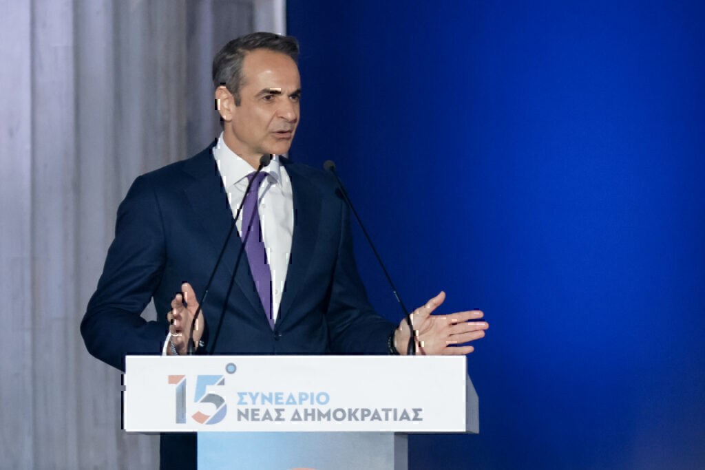 Μητσοτάκης στο συνέδριο της Νέας Δημοκρατίας: Θα ξανακάνουμε την Ελλάδα μπλε – Όταν μια κοπέλα δολοφονείται έξω από Α.Τ σκύβουμε το κεφάλι – Ναι, τα περιπολικά πρέπει να γίνονται και ταξί