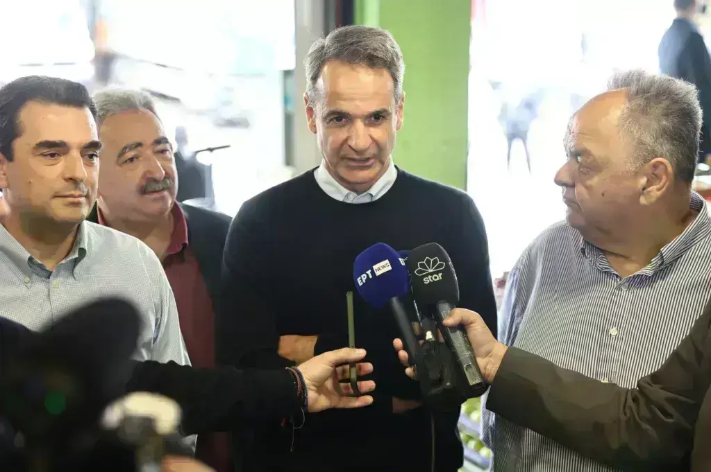 Μητσοτάκης από τη Λαχαναγορά του Ρέντη: Συνεχής η μάχη για την καταπολέμηση της ακρίβειας