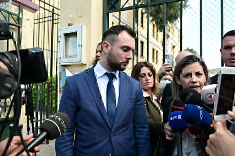 Ξύλο στη Βουλή: Ελεύθερος ο Φλώρος αλλά δεν μπορεί να πλησιάσει τον Γραμμένο στα 50 μέτρα