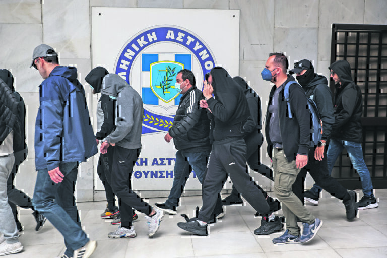 Χούλιγκαν ΑΕ: Τι κατέθεσαν οι τρεις προστατευόμενοι μάρτυρες – Ο εμφύλιος για την «αρχηγία» και οι εντολές