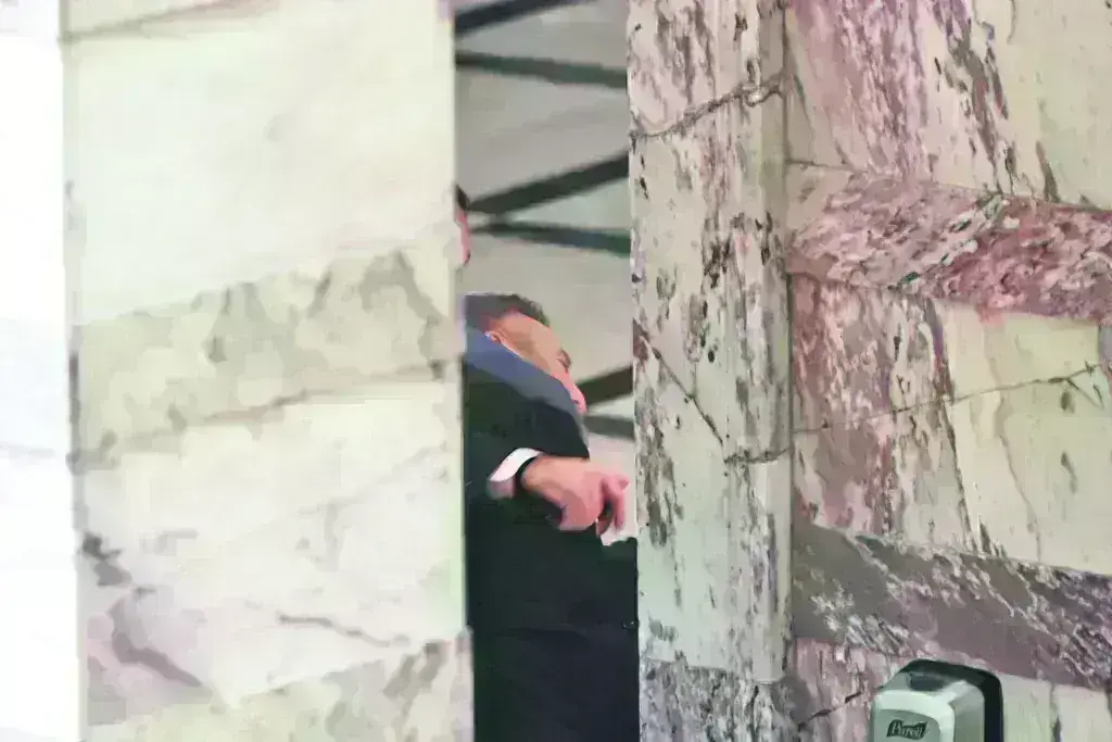 Βουλή: Αθλιος καβγάς με βρισιές και ξύλο