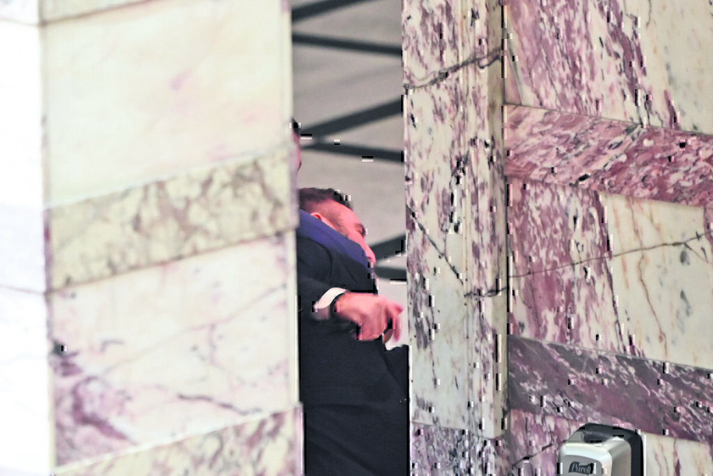 Βουλή: Αθλιος καβγάς με βρισιές και ξύλο