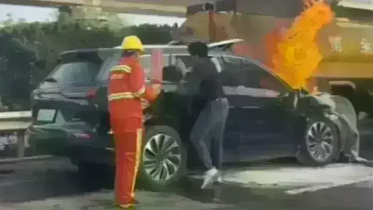 Δραματική στιγμή: Αυτοκίνητο τυλιγμένο στις φλόγες- Περαστικοί προσπάθησαν να σώσουν την οικογένεια-Τρεις νεκροί
