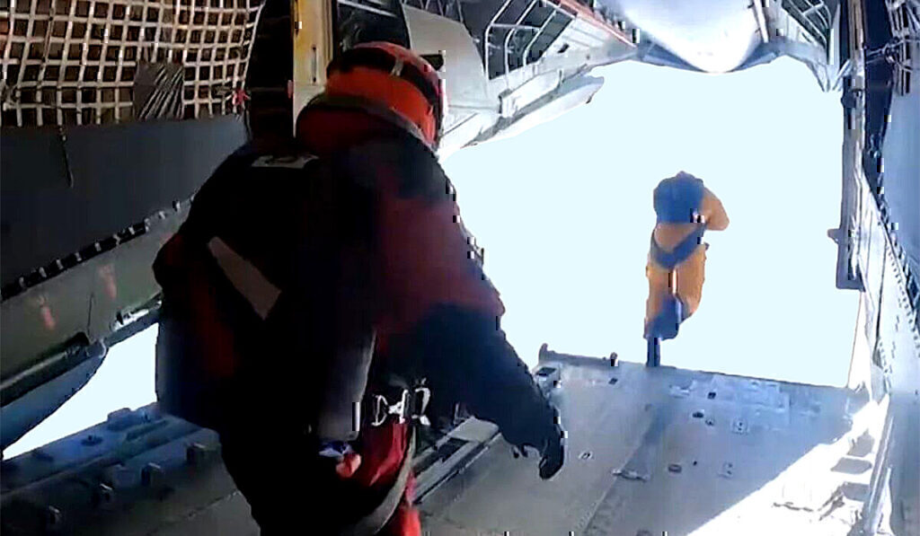 Ρώσοι έπεσαν με αλεξίπτωτα από τη στρατόσφαιρα στο Βόρειο Πόλο