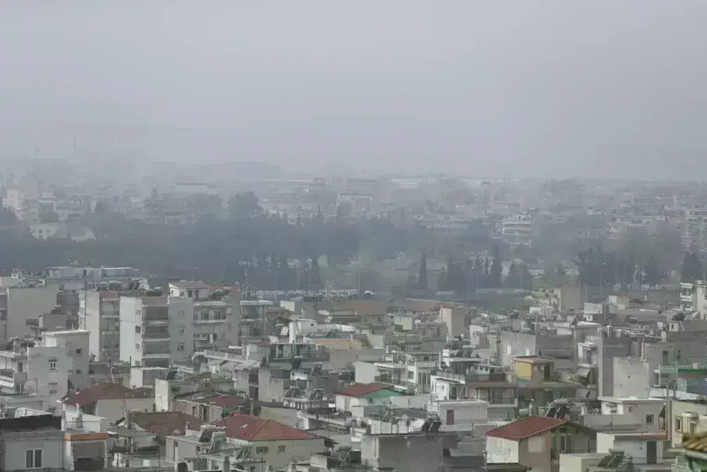 Η αφρικανική σκόνη «εξαφάνισε» την Θεσσαλονίκη – Δεν φαίνεται ούτε η θάλασσα [Βίντεο]