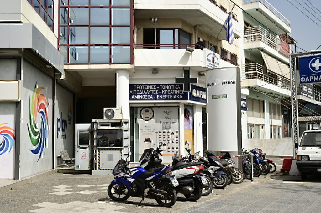 Άγιοι Ανάργυροι: «Της είπα ότι δεν γίνεται να μπει σε περιπολικό, μόνο να κληθεί το 100» – Τι κατέθεσε η αξιωματικός υπηρεσίας