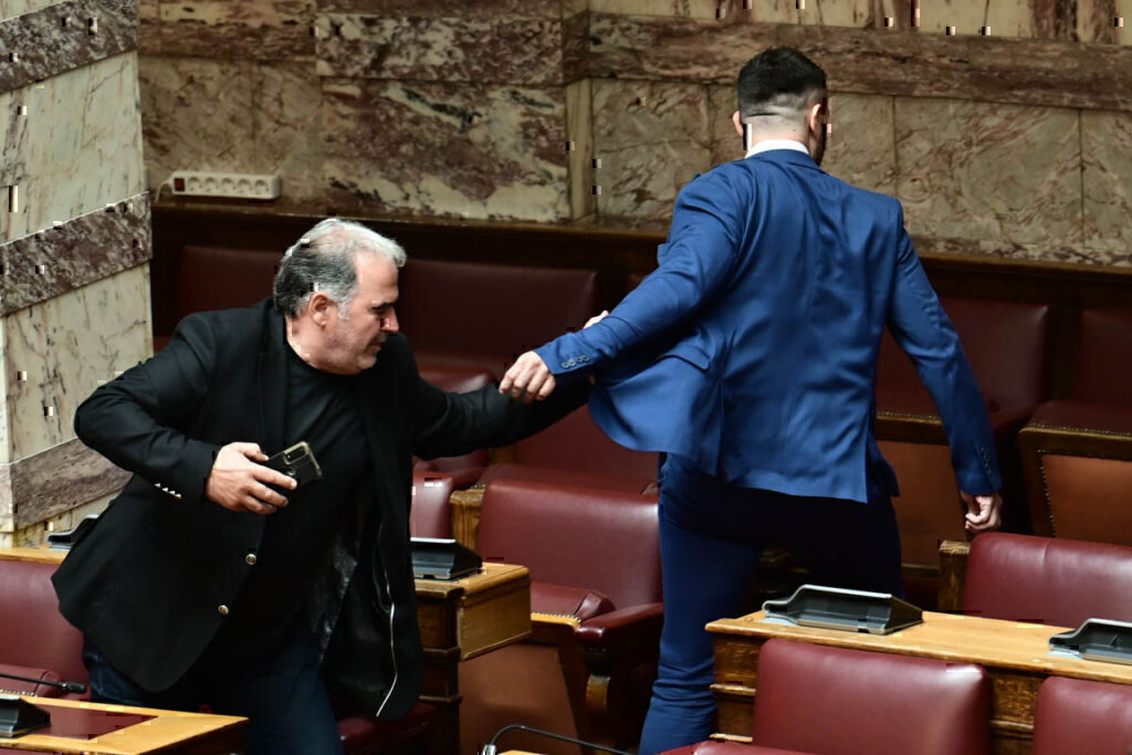 «Μου έβρισε τη μητέρα, έκανε χειρονομίες. Δεν μετανιώνω»: Τι υποστηρίζει ο πρώην Σπαρτιάτης βουλευτής για την επίθεση στη Βουλή