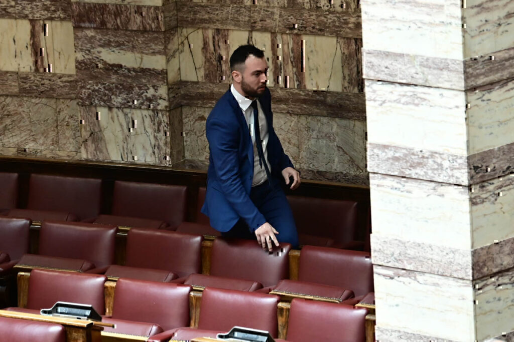 Ξύλο στη Βουλή: Καρέ-καρέ η επίθεση του Φλώρου στον Γραμμένο – Το παρασκήνιο και οι διάλογοι του σοκαριστικού επεισοδίου