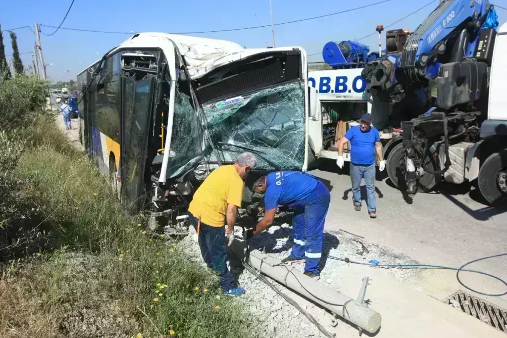 Ζωφριά: Σμπαράλια το λεωφορείο που έπεσε σε κολώνα – Έξι τραυματίες [εικόνες]