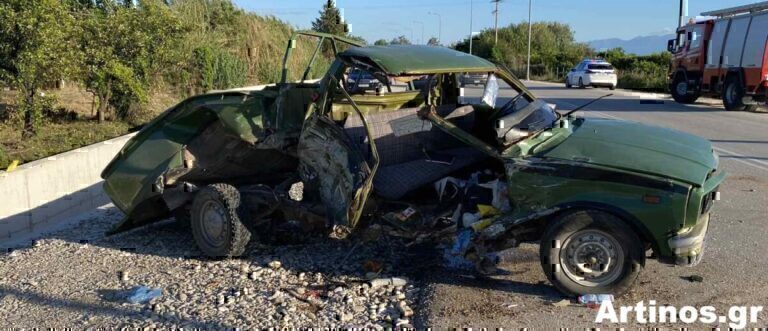 Σφοδρό τροχαίο στην Άρτα – Αγροτικό συγκρούστηκε με φορτηγάκι και διαλύθηκε
