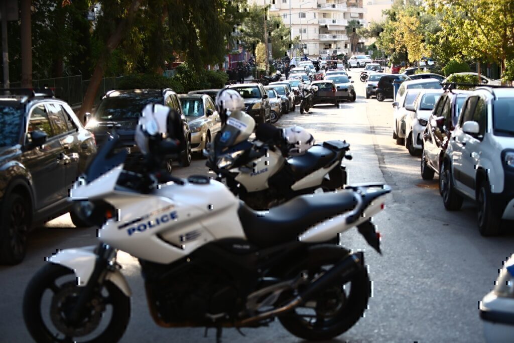 Ομάδα Ρομά προπηλάκισε άγρια δικαστή έξω από τα δικαστήρια του Πειραιά
