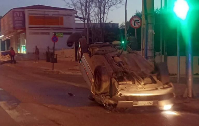 Σοκαριστικό τροχαίο στα Γλυκά Νερά: ΙΧ αναποδογύρισε στη μέση του δρόμου [βίντεο]