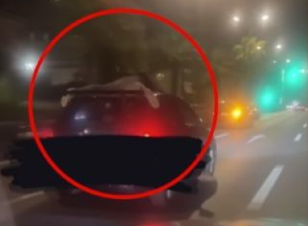 Λεωφόρος Ποσειδώνος: Παρίστανε τον… Superman σε οροφή αυτοκινήτου – Δείτε το βίντεο
