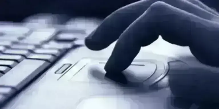 Κομισιόν: Πιο αυστηρές υποχρεώσεις από την ερχόμενη εβδομάδα για πλατφόρμες ψυχαγωγίας ενηλίκων