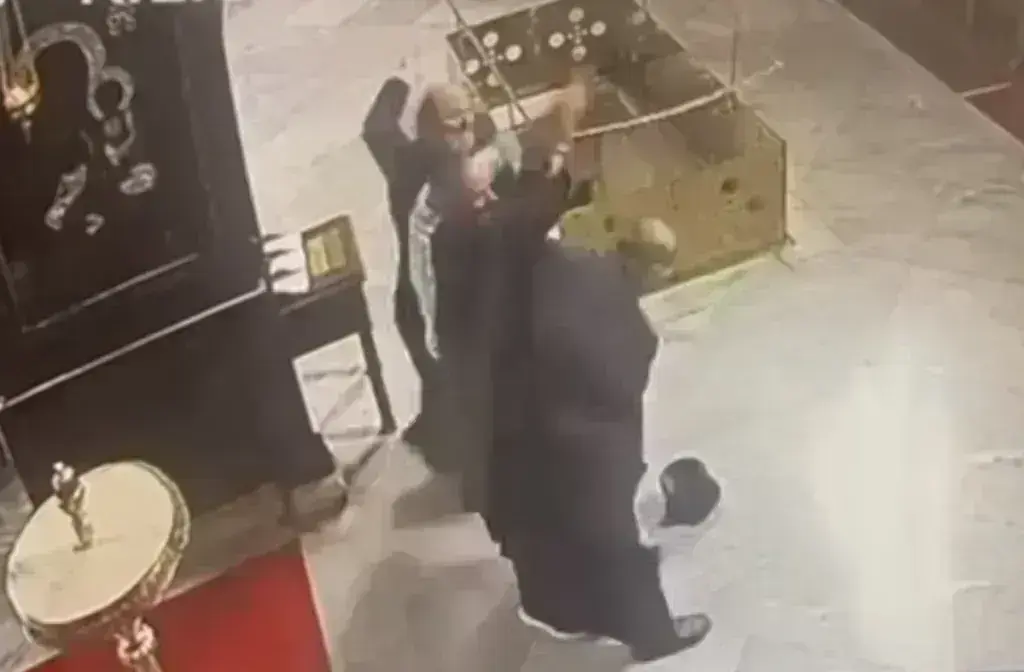 Κωνσταντινούπολη: Ζητά συγγνώμη ο Μητροπολίτης που πιάστηκε στα χέρια με αρχιμανδρίτη μέσα σε ναό