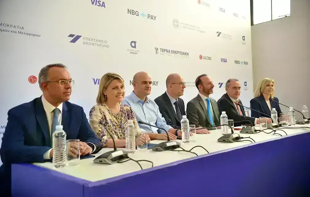Αρχίζει η πιλοτική εφαρμογή του συστήματος ανέπαφων πληρωμών με τραπεζική κάρτα στα λεωφορεία των γραμμών Express του Διεθνούς Αερολιμένα Αθηνών