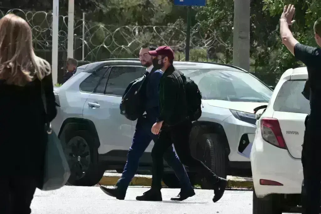 Ξύλο στη Βουλή: Στα δικαστήρια ο Φλώρος για να απολογηθεί – Αρνείται ότι γρονθοκόπησε τον Γραμ