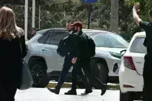 Ξύλο στη Βουλή: Στα δικαστήρια ο Φλώρος για να απολογηθεί - Αρνείται ότι γρονθοκόπησε τον Γραμμένο [βίντεο]